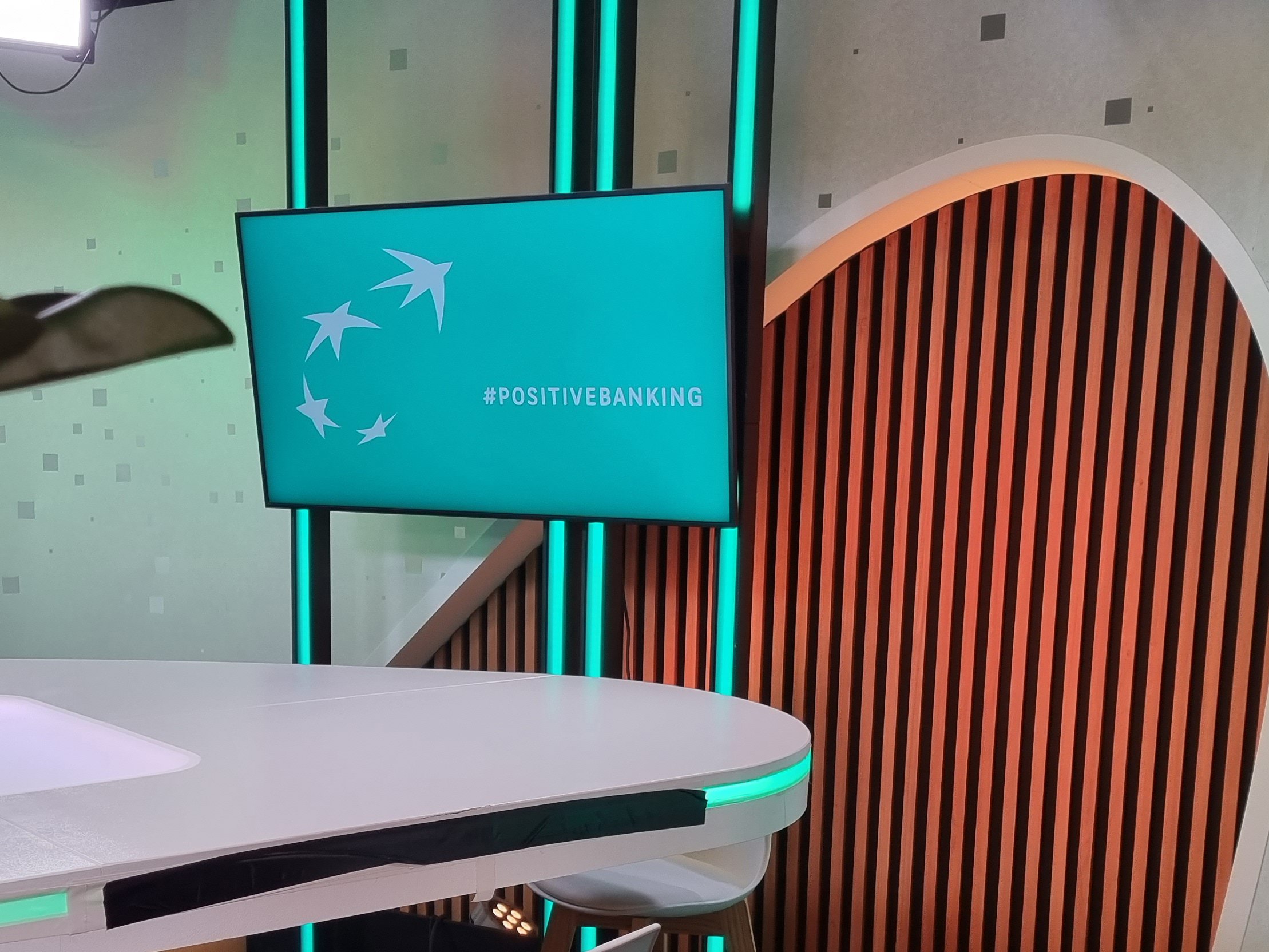 Het merk centraal in custom TV studio voor BNP Paribas Fortis (1)