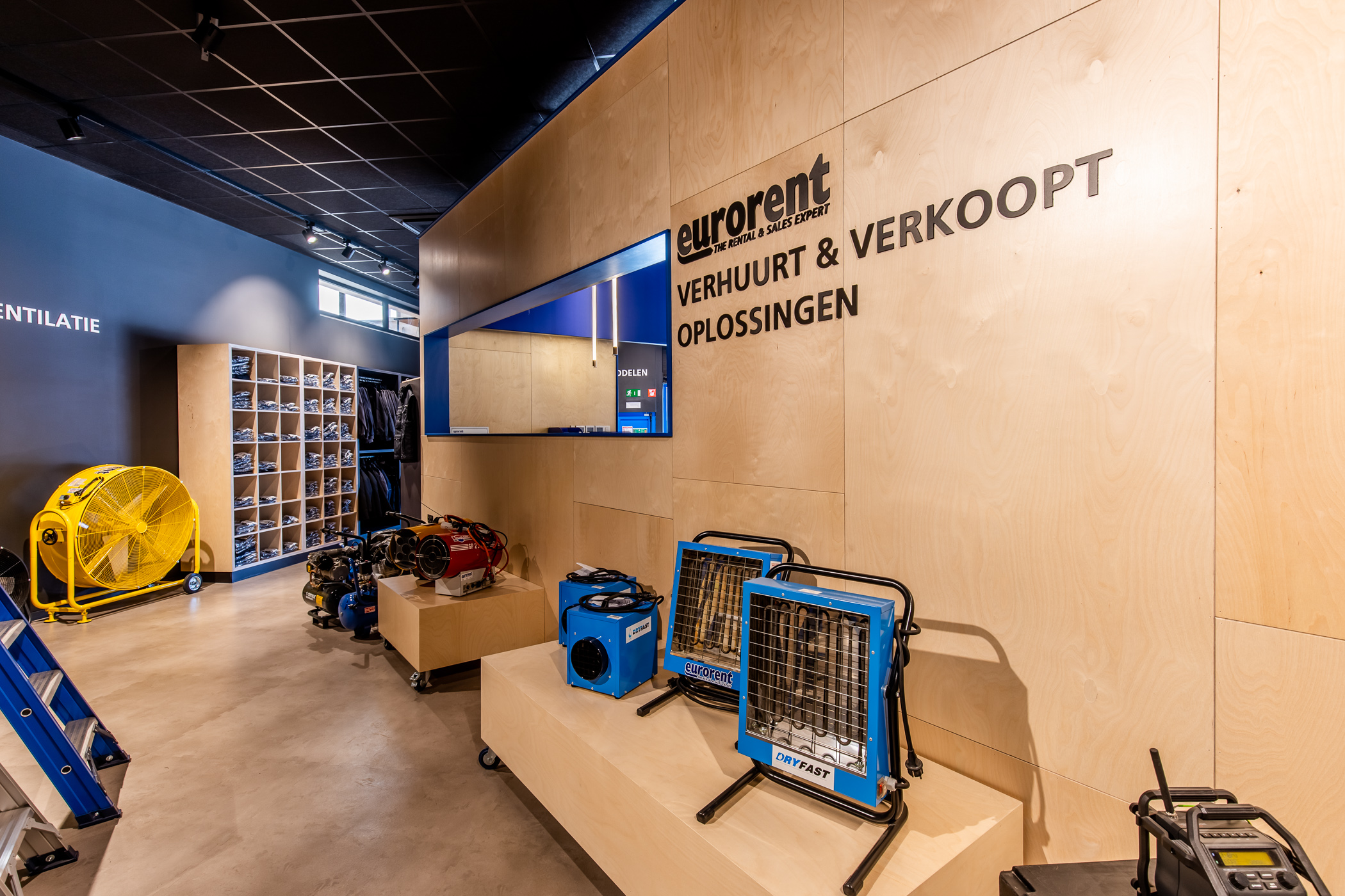 Een blauwe loper als rode draad doorheen de showroom (24)